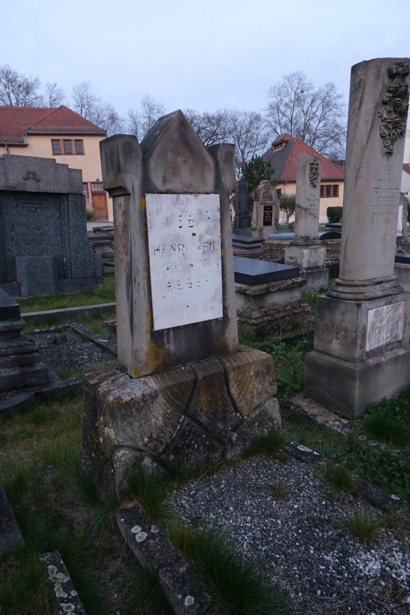 מצבת Weil Henri
