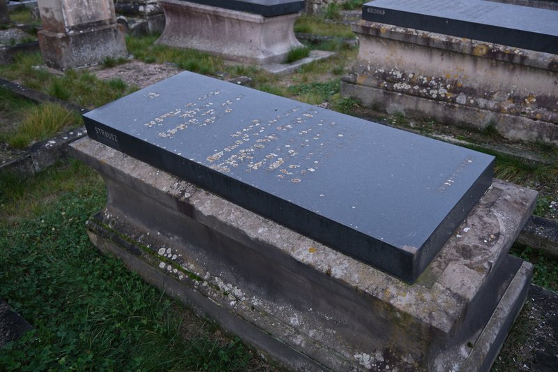 Stèle de Wolff Fernand
