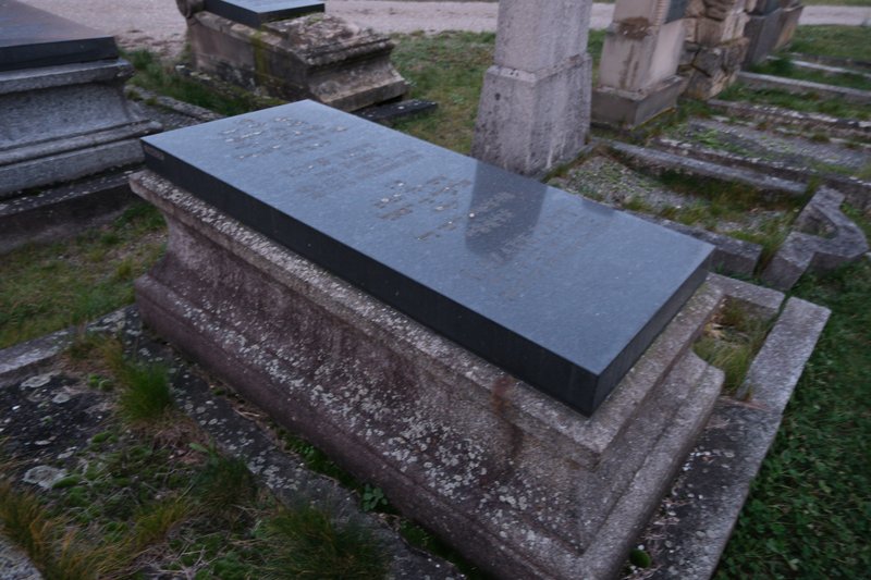 Grafsteen van Lévy Linette