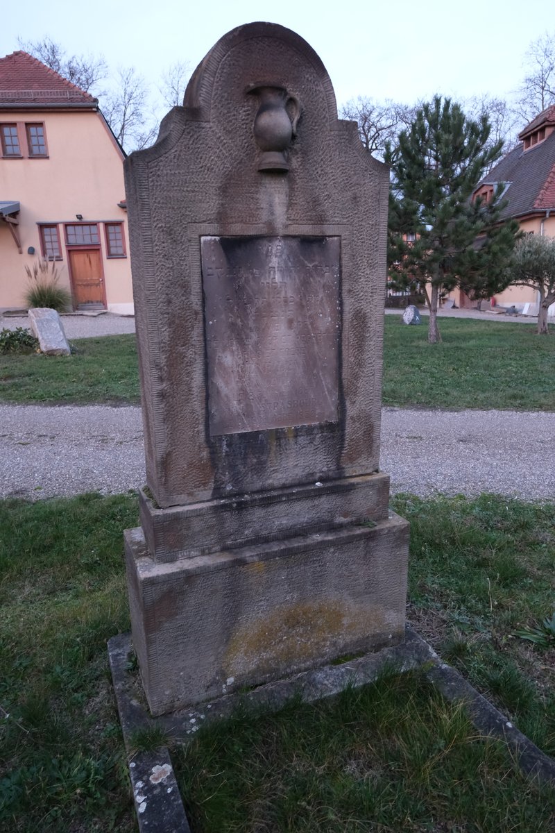 Tombstone of Lévy René
