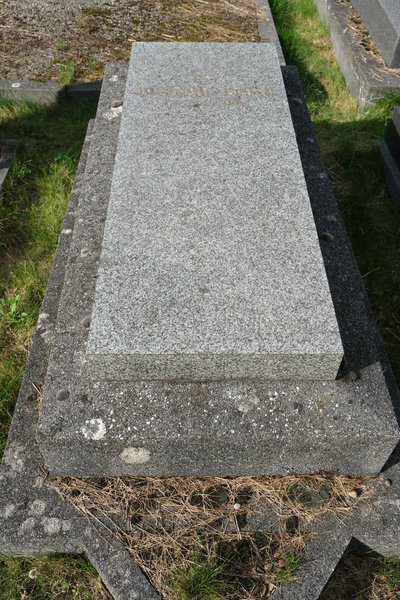 מצבת Attal Joseph