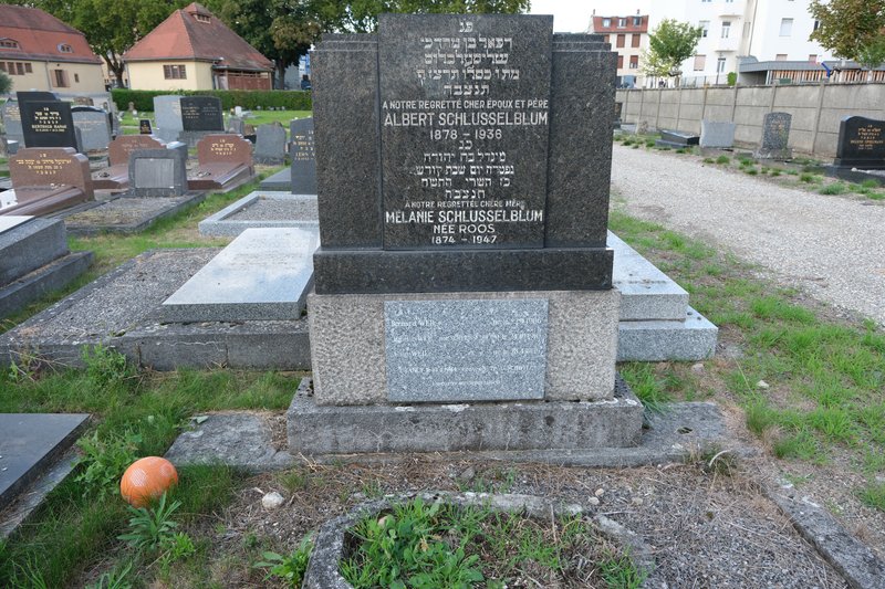 Tombstone of Schlusselblum Albert