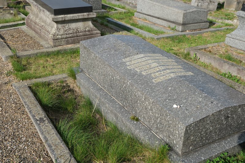 Grafsteen van Weinberg Wolf