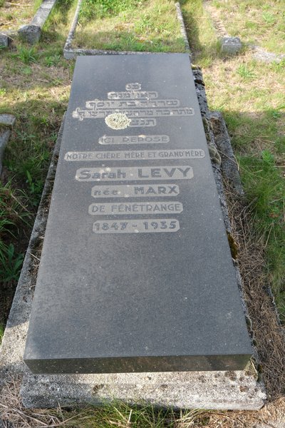 מַצֵּבה פון Lévy Sarah