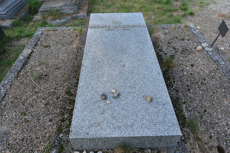 Grafsteen van Lichtenstein Maurice