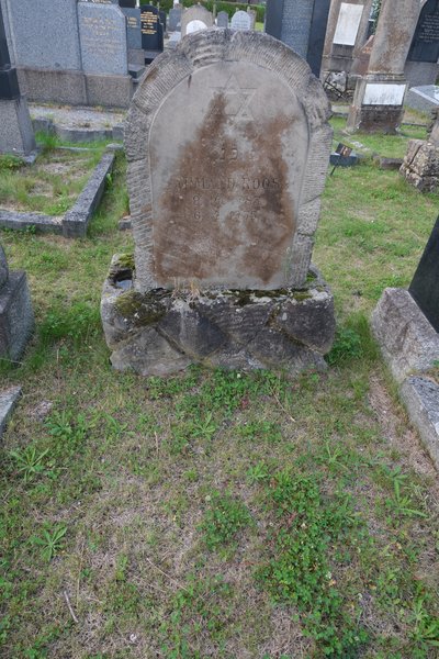 Lápide de Roos Armand