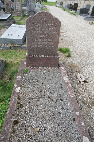 Tombstone of Glanz Régina