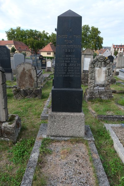 Grafsteen van Joseph Myrtil