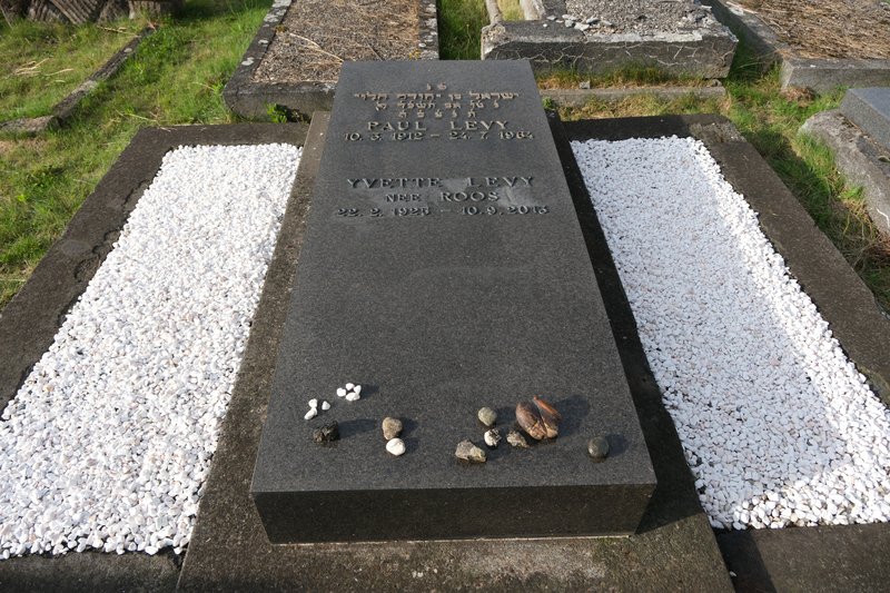 Grafsteen van Levy Yvette