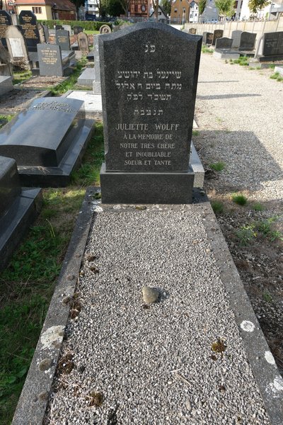 מַצֵּבה פון Wolff Juliette