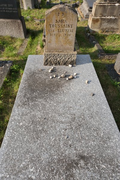 Grafsteen van Toussaint Sara