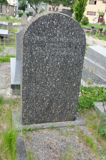 Lápide de Auchhisiger Adèle