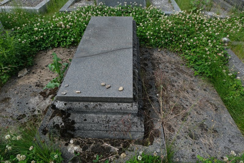 شاهدة قبر Bloch Edmond