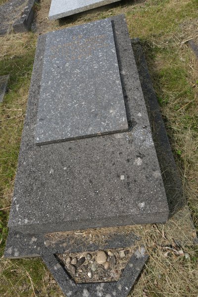 Stèle de Moise Maurice