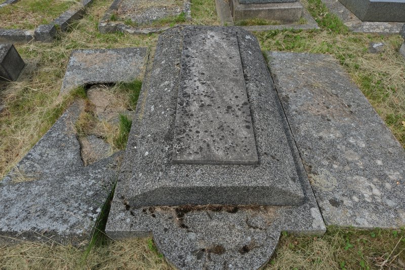Grafsteen van Raphael Simon