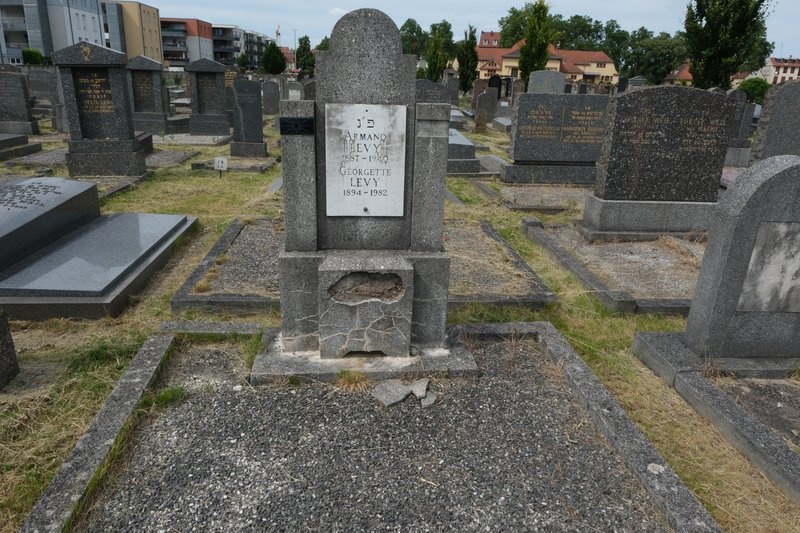 מצבת Levy Armand