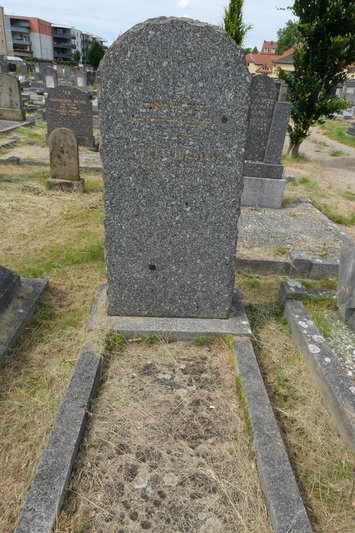 Stèle de Hirsch Gitta