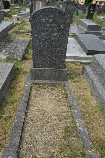 Grafsteen van Bing Mayer