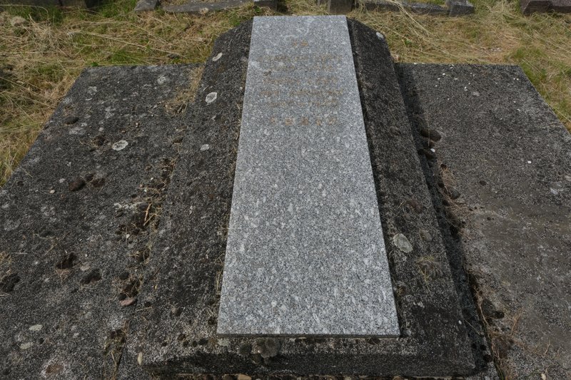 Lápide de Levy Charles