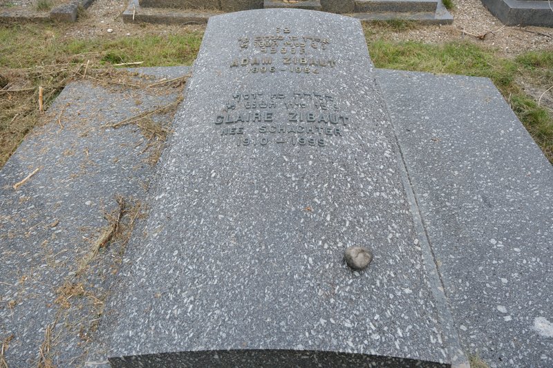 Grafsteen van Zibaut Adam