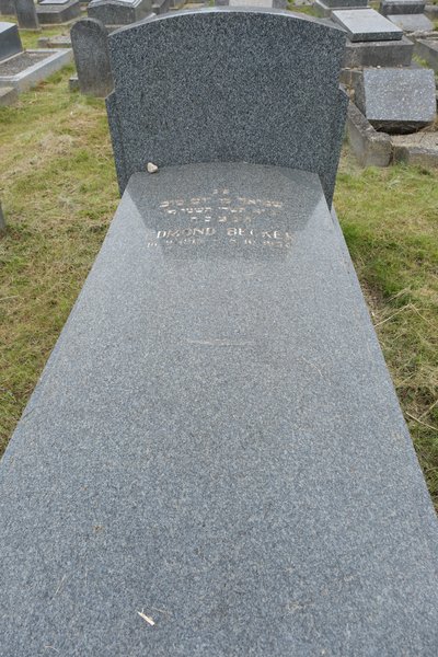 Lápide de Becker Edmond