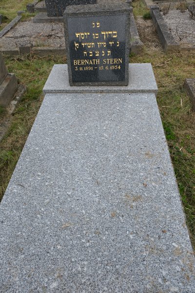 מצבת Stern Bernath