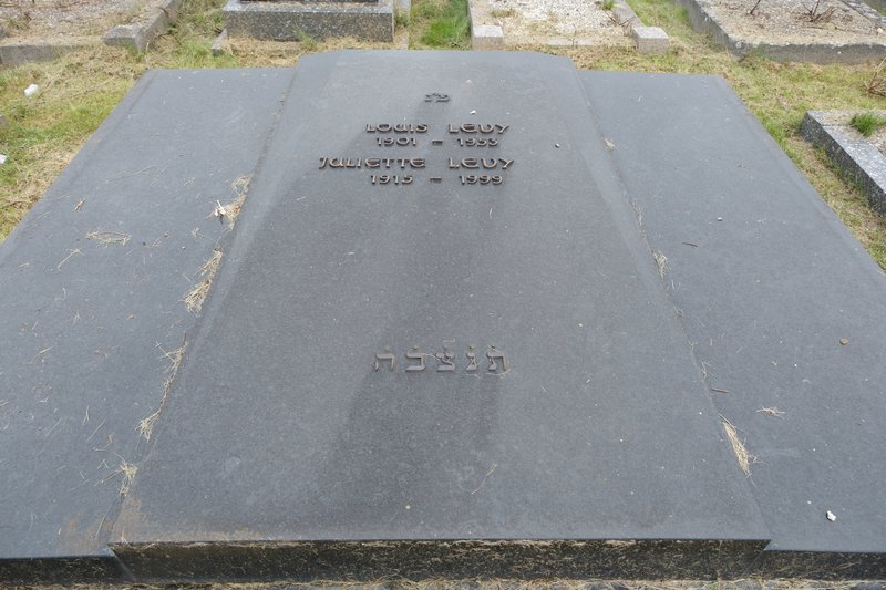 Grafsteen van Levy Louis