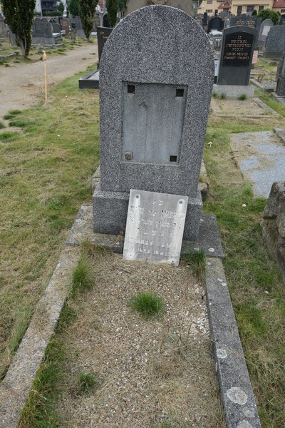 Lápide de Levy Isidore