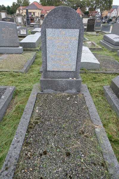Lápide de Henzinski Hermann