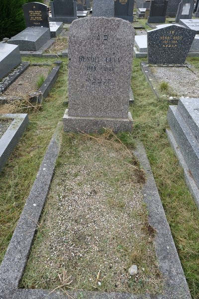 Grafsteen van Levy Benoît