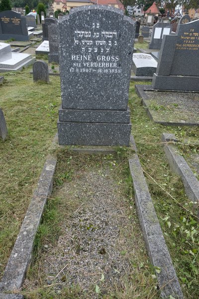 Grafsteen van Gross Reine