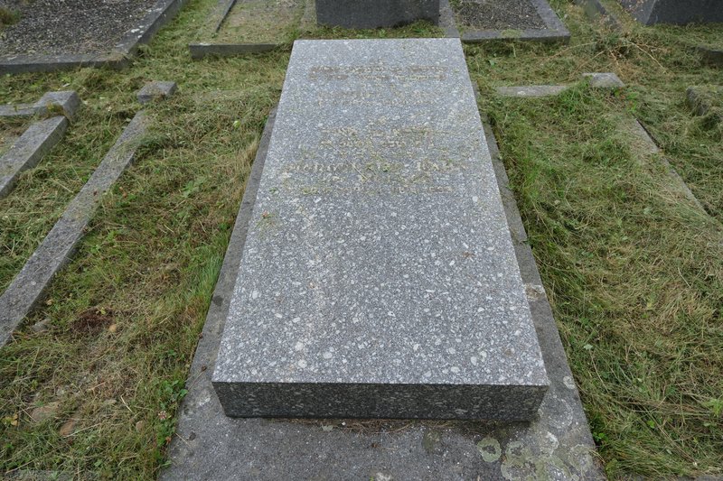 Tombstone of Kahn Marguerite