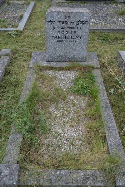 מַצֵּבה פון Levy Marthe