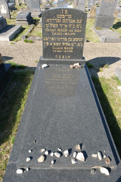 Grafsteen van Maur Charles