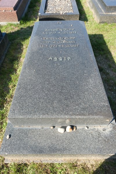 Lápide de Wolff Estera