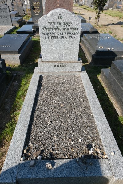 מצבת Kauffmann Robert