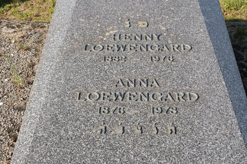 Grafsteen van Loewengard Henny