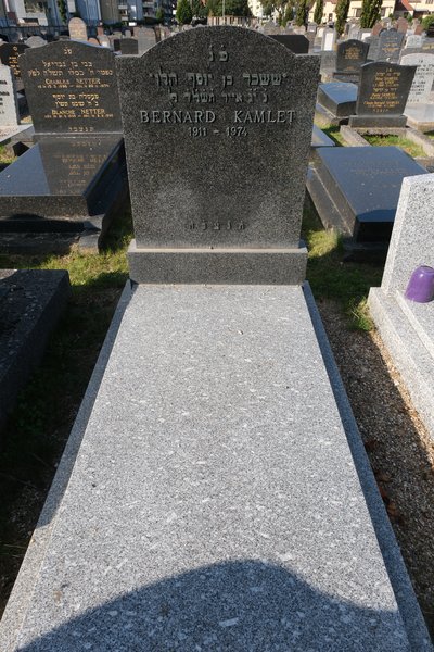 Estela de Kamlet Bernard