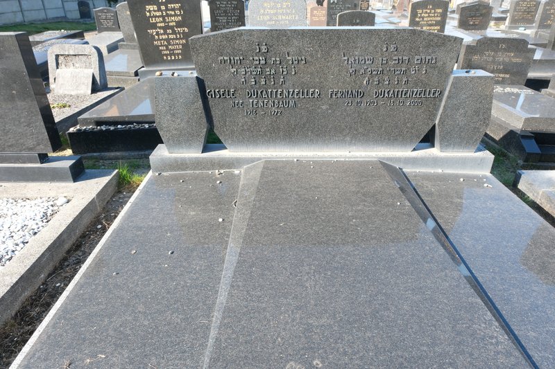 شاهدة قبر Dukatenzeller Gisèle
