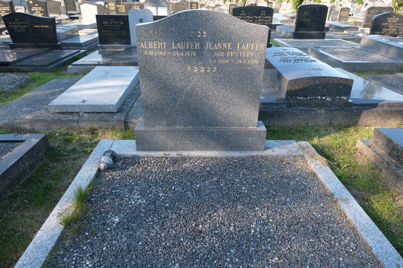Grafsteen van Laufer Albert
