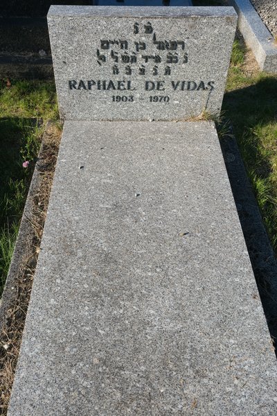 מַצֵּבה פון De Vidas Raphaël