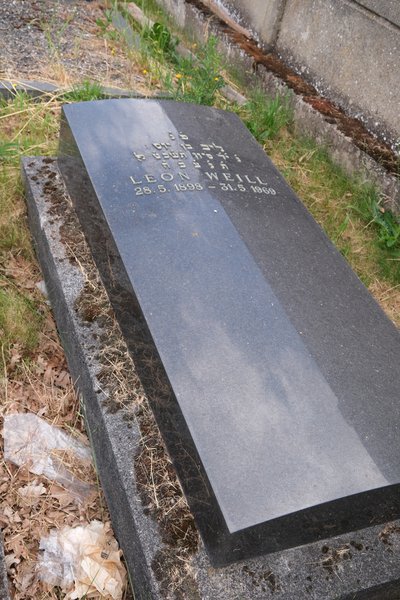 Grafsteen van Weill Léon