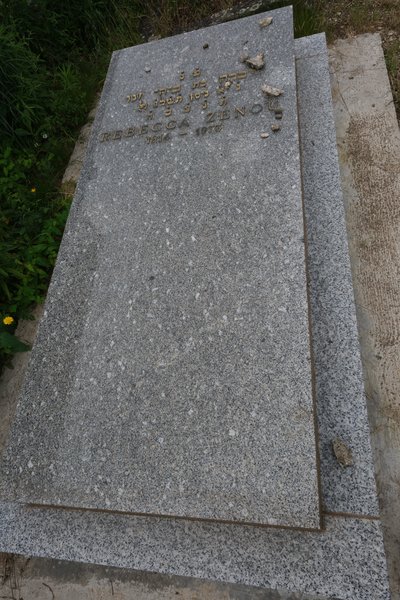 מצבת Zenou Rebecca