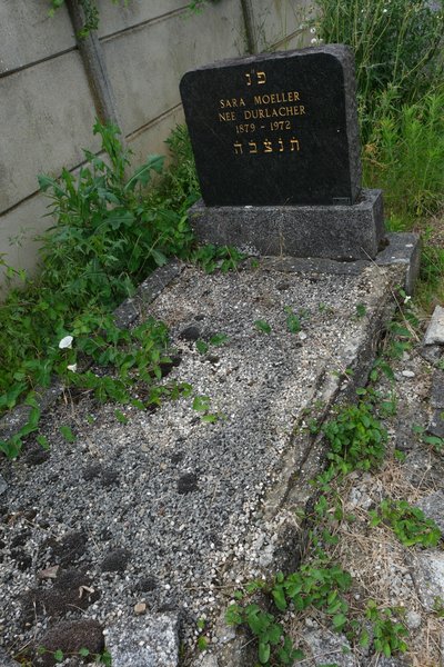 מצבת Moeller Sara