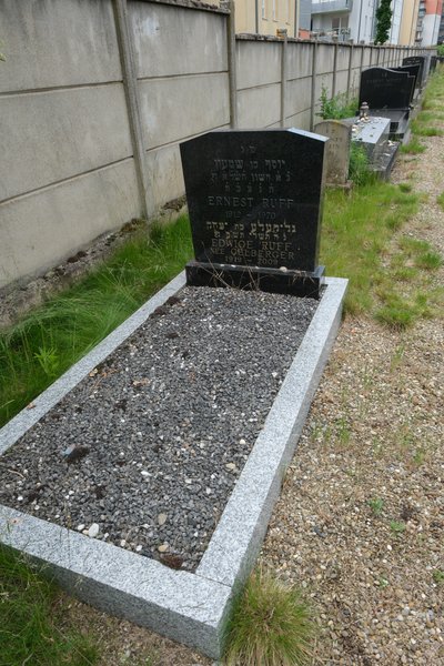 Lápide de Ruff Ernest