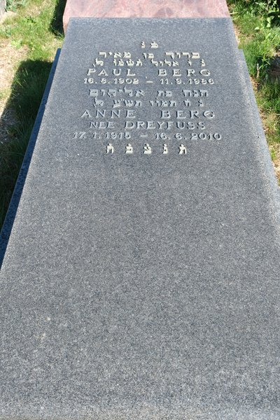 Tombstone of Berg Paul