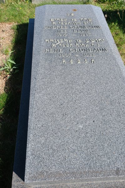 מצבת Grunbaum Andrée