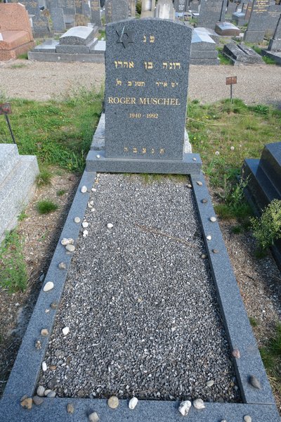 מצבת Muschel Roger