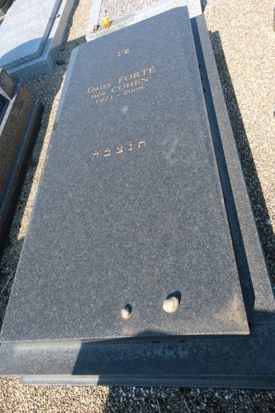 Grafsteen van Forte Daisy