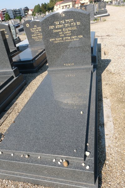 Lápide de Raphaël Simone